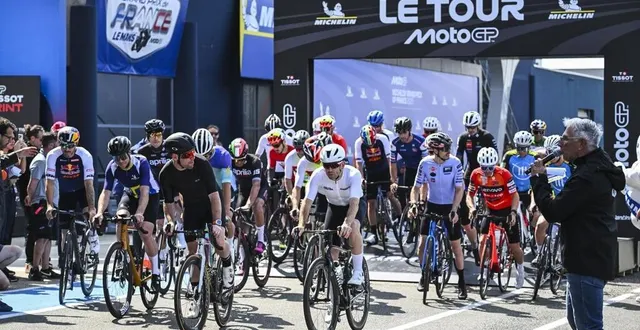 photo  la plupart des pilotes de motogp ont joué le jeu du « tour » organisé pour la première fois sur le circuit.  &copy;  denis lambert - le maine libre 