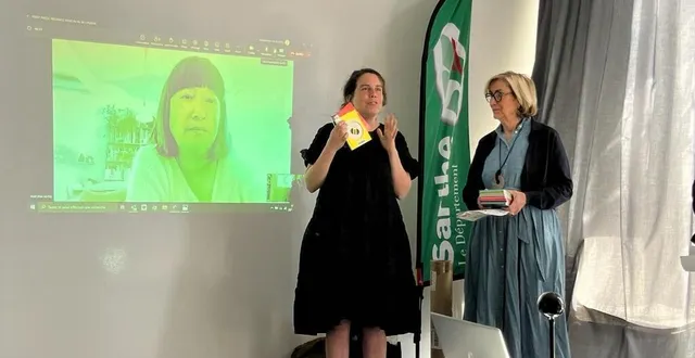 photo  alice brière-haquet, autrice pour la jeunesse, présente sa collection d’albums « philomino » en visio avec mai li bernard, dessinatrice, avec véronique rivron, conseillère départementale (à droite).  &copy;  ouest-france 