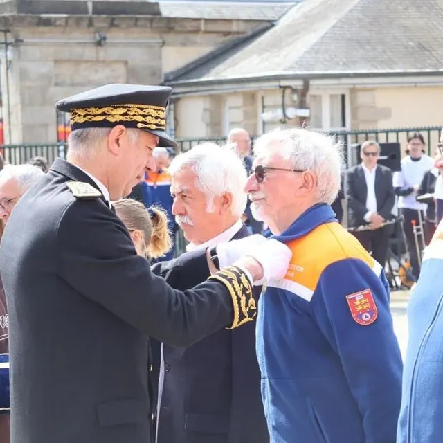 photo jacques marie et bruno pitrou, de la sécurité civile, ont été décorés.  ©  préfecture de l’orne