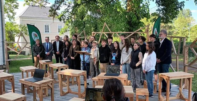 photo  le directeur jérémie gillis ? en compagnie des collégiens et des représentants du conseil départemental de la sarthe, des responsables de la direction des écoles catholiques, de lucas grandin et de stéphanie couret.  &copy;  ouest-france 