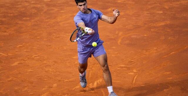 photo carlos alcaraz lors de l’open de barcelone, le 17 avril 2025 à barcelone, espagne. © getty images via afp