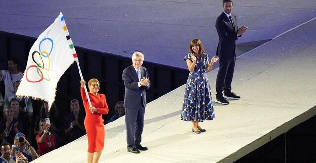 photo karen bass, maire de los angeles, avec le drapeau olympique lors du passage de flambeau après les jo de paris © archive kmsp via afp