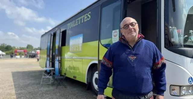 photo  géraud ratel est le propriétaire de ce bus toilettes.  &copy;  ouest-france 