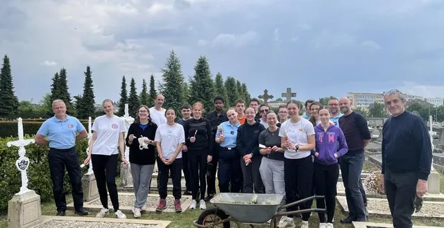 photo  les cadets de la gendarmerie nationale, brosses et pinceaux à la main, dans le carré militaire du cimetière d’argentan, jeudi 8 mai 2025.  &copy;  ouest-france 
