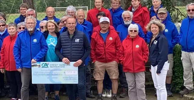 photo  fabrice beucher (veste noire) et sandrine bouteloup (pantalon blanc), président et directrice de la caisse locale du crédit agricole, ont remis un chèque de 325 € au président des randonneurs, michel duguey.  &copy;  ouest-france 