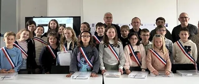 photo  les nouveaux élus avec leurs prédécesseurs ont posé pour la postérité en présence des référents adultes.  &copy;  ouest-france 