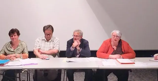photo  laurence sow, vice-présidente ; marie-christine chatel, présidente ; sébastien gautier, vice-président ; françois baille, vice-président de flers agglo ; jacqueline letissier, trésorière, et blandine lecourvoisier, secrétaire.  &copy;  ouest-france 