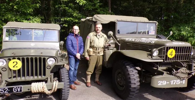 photo  alain bidard (à gauche) et sébastien bigot (à droite) avec leurs véhicules qui sortent pour leur première commémoration.  &copy;  le maine libre 