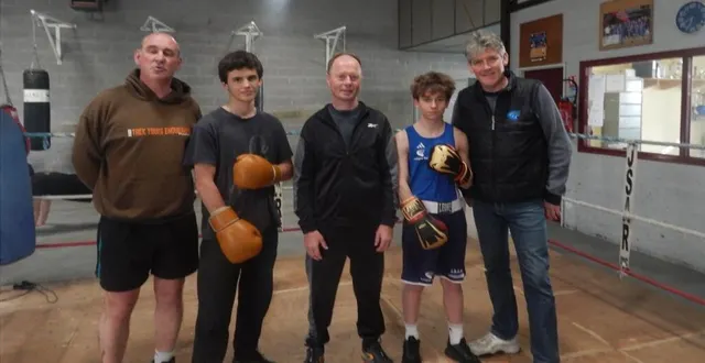 photo  enwel le calvez et timéo desapy posent en compagnie de thierry dubois et jean-philippe chartier.  &copy;  le maine libre 