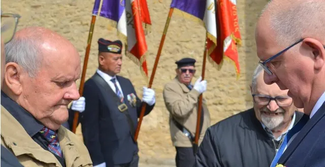 photo  hervé sallé et joël morin ont été décorés par le maire jean-françois zalesny.  &copy;  le maine libre 