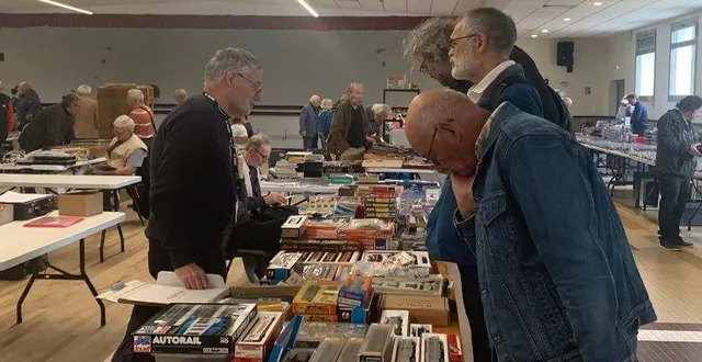 photo  des visiteurs très concernés.  &copy;  le maine libre 