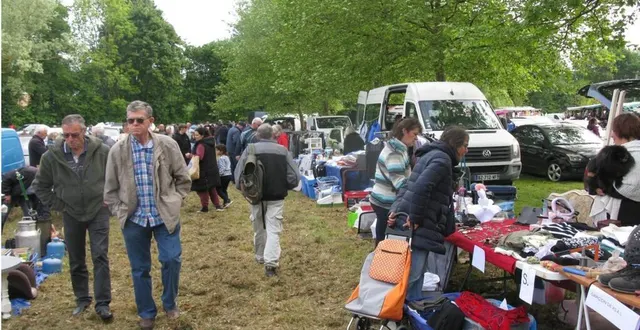 photo  comme chaque année, le 8 mai, le comité des fêtes organisait son vide-greniers sur le champ communal en centre bourg. il a attiré de nombreux chineurs quiont pu trouver leur bonheur parmi les nombreux étals garnis d’objets divers, vêtements, plants et légumes, outils, vaisselle et autres.  &copy;  ouest-france 