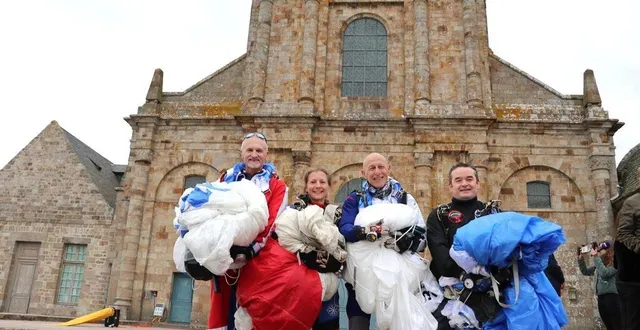 photo  les parachutistes de gauche à droite : franck chartrain, adeline delecroix, mario gervasi, et loïc lubin.  &copy;  ouest-france 