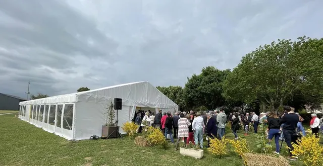 photo  cent vingt bénévoles étaient invités à prendre l’apéritif sous le chapiteau de réception acheté grâce à leur temps donné au comice en août 2024.  &copy;  le maine libre 