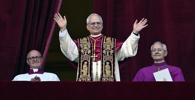 photo le pape léon xiv salue la foule place saint-pierre, quelques heures après son élection. © vatican media / hans lucas via afp