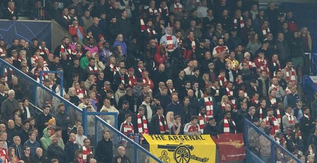 photo les supporters d’arsenal dans le parcage visiteur du parc des princes. © ibrahim ezzat nurphoto via afp