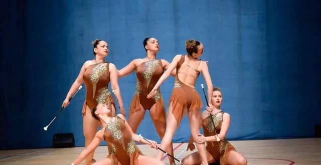 photo  les athlètes du twirling club besséen qui représenteront la france à la coupe du monde à turin.  &copy;  le maine libre 