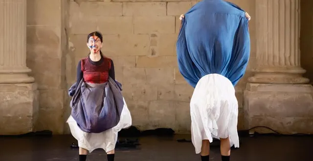 photo  le spectacle « saraband » de la compagnie silenda et tant’amati est une interprétation contemporaine, avec humour, de danses ancestrales considérées comme celles des sorcières. samedi 10 mai, à 18 h 30, sur le parking de sainte-trinité à falaise.  &copy;  alban van wassenhove 