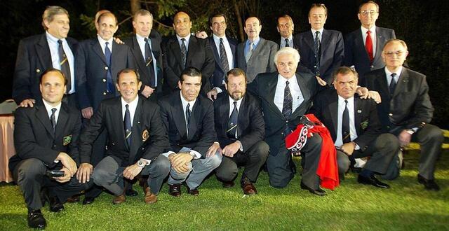 photo les survivants du vol 571, 30 ans après la catastrophe, en 2002. © cris bouroncle / afp