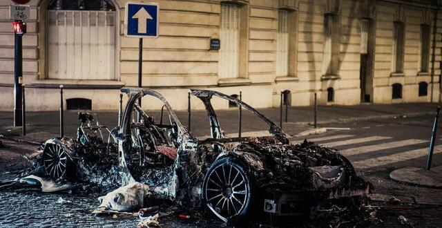 photo une voiture incendiée dans les rues de paris, dans la nuit du 7 au 8 mai, après la victoire du psg en demi-finale de la ligue des champions. © hans lucas via afp / bastien ohier