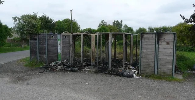 photo  les containers sont inutilisables depuis l’incendie.  &copy;  le maine libre 