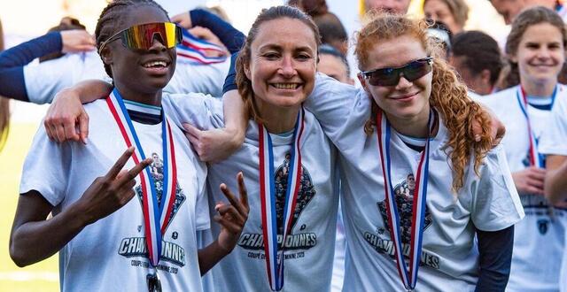 photo gaëtane thiney (au centre), entourée de melween n’dongala (à gauche) et celina ould hocine (à droite), célébrant ici la victoire en finale de la coupe de france © mélanie laurent / afp