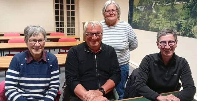 photo  le bureau de l’association avec sa marraine, maryannick jaouen-ravasse (debout). de gauche à droite : marie-chantal génin, secrétaire ; françois roumier, président et bénédicte sauer, trésorière.  &copy;  ouest-france 