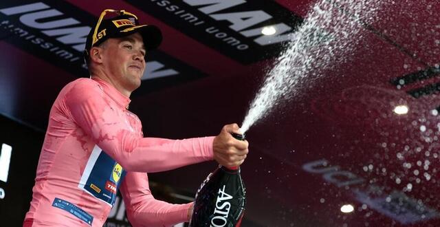 photo mads pedersen a récupéré le maillot rose après sa victoire lors de la première étape du tour d’italie 2025. © luca bettinin / afp