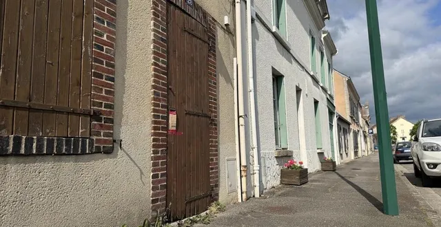 photo  le corps d’un homme d’une cinquantaine d’années a été découvert en pleine rue au mêle-sur-sarthe, lundi 5 mai 2025, mobilisant la police scientifique.  &copy;  archives ouest-france 