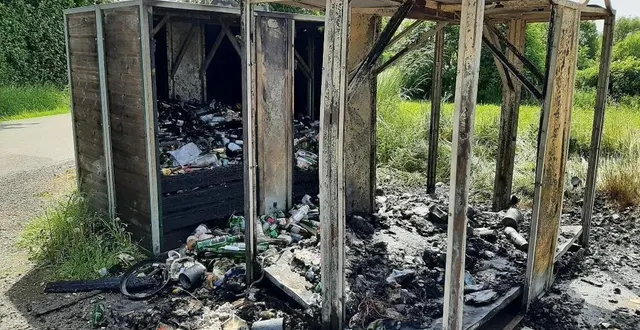 photo  à la suite de l’incendie, les quatre containers sont désormais inutilisables.  &copy;  dr 