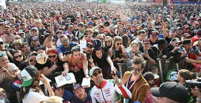 photo  johann zarco s’est offert un joli bain de foule auprès de ses fans, venus au mans (sarthe), à l’occasion de la séance d’essais du grand prix de france de motogp, vendredi 9 mai.  &copy;  thomas brégardis / ouest-france 