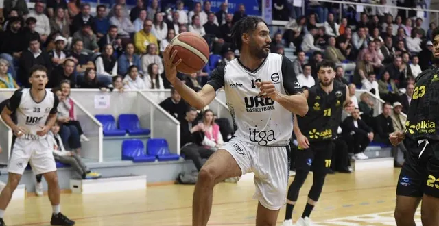 photo  paul billong et les rennais se sont inclinés pour leur dernier match de la saison.  &copy;  archives jocelyne régent 