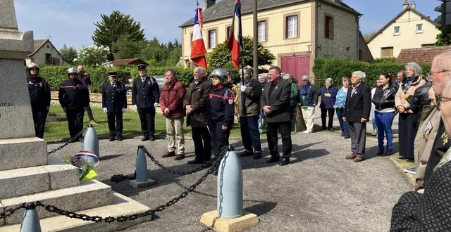 photo  deux insignes de porte-drapeaux ont été remis lors de la cérémonie du 8 mai.  &copy;  ouest-france 