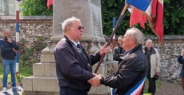 photo  l’insigne a été épinglé sur le veston de jean-jacques braun par le maire de la fresnaie-fayel, philippe férey.  &copy;  ouest-france 