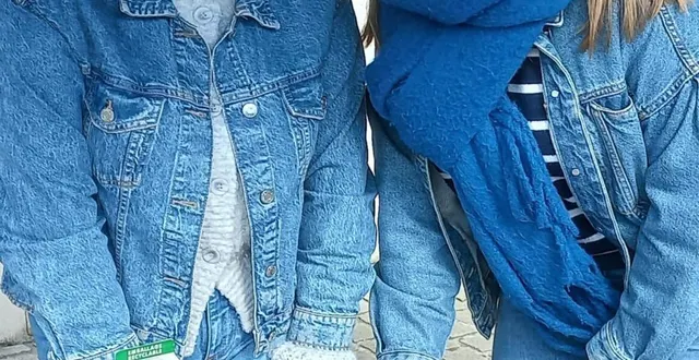 photo  manon orhon et julie mourrégot sur le marché de candé.  &copy;  co 