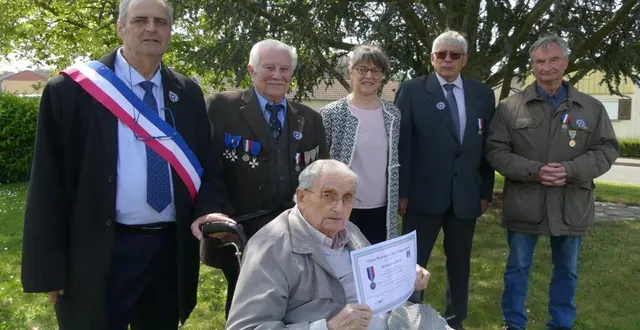photo  de gauche a droite xavier jamois, maire, andré vaudecranne, michel cruchet, catherine cruchet, jean bourlier, christian menard.  &copy;  le maine libre 
