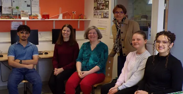 photo  claire leroux-chadaigne (debout sur la photo), accompagne des allemands, deux professeurs et trois élèves de seconde.  &copy;  le maine libre 