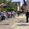 photo le maire et les élus du conseil municipal jeunes devant le monument aux morts