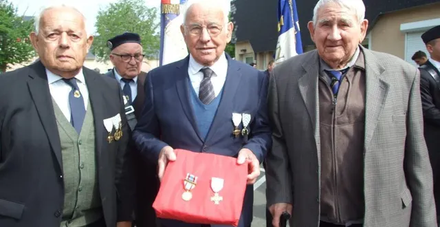 photo  deux anciens combattants de la guerre d’algérie ont été décorés en marge des commémorations du 8 mai 1945. marius bouhours, président de l’associationdes anciens combattants, a félicité et décoré albert ayral, 89 ans, de la croix du combattant et claude brouard, 82 ans, de la médaille commémorative avec insigne algérie.  &copy;  ouest-france 