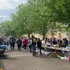photo  organisé par l’union des commerçants et artisans de changé (ucac), le bric-à-brac du 8 mai a tenu toutes ses promesses. une foule de chineurs et de promeneurs a envahi les rues, le long desquelles étaient installés plus de 300 exposants. « c’est difficile de se frayer un chemin dans cette foule », explique cédric, un habitué de ce vide-greniers, qui précise : « c’est un des plus populaires en sarthe, on y trouve vraiment de tout ! » 