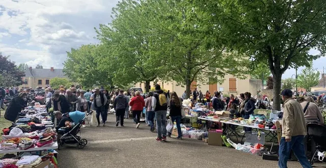 photo  organisé par l’union des commerçants et artisans de changé (ucac), le bric-à-brac du 8 mai a tenu toutes ses promesses. une foule de chineurs et de promeneurs a envahi les rues, le long desquelles étaient installés plus de 300 exposants. « c’est difficile de se frayer un chemin dans cette foule », explique cédric, un habitué de ce vide-greniers, qui précise : « c’est un des plus populaires en sarthe, on y trouve vraiment de tout ! »  &copy;  ouest-france 