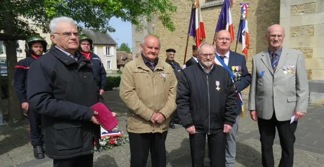 photo  hervé sallé et joël morin (au centre) ont tous deux été décorés lors de la cérémonie du 8 mai.  &copy;  ouest-france 