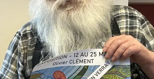 photo  jacques sourdille dévoile l’affiche de l’exposition organisée par le ccav en mai.  &copy;  ouest-france 