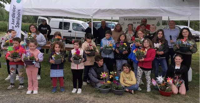 photo  les jardiniers en herbe sont tous repartis avec leur composition.  &copy;  le maine libre 