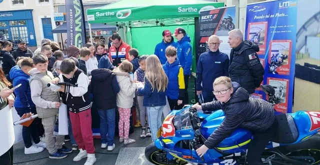 photo  autour de damien saulnier, les jeunes enchaînent les dédicaces pendant que mathéo, tout sourire, réalise son rêve en montant sur la moto du junior team, la petite sœur de la championne du monde  &copy;  le maine libre 
