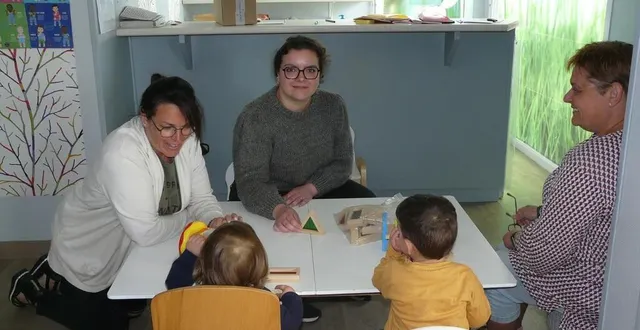 photo  clara blin (au centre) est la nouvelle assistante maternelle de la mam les renardeaux.   &copy;  le maine libre 