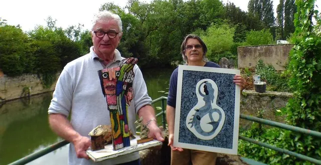 photo  michel leroux avec une œuvre d’alain lacoste et jean-michel chesné avec l’une de ses œuvres personnelles.  &copy;  ouest-france 