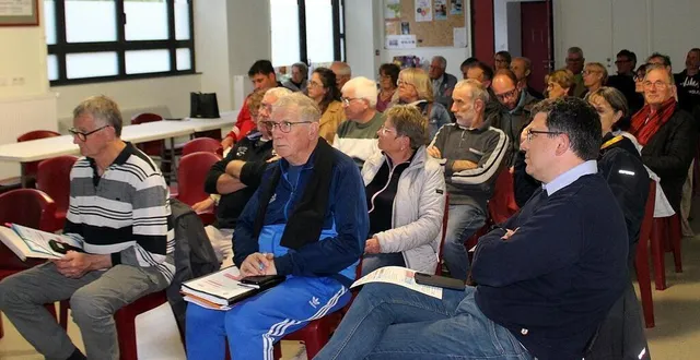 photo  le maire pierre ouvrard et les familles d’accueil étaient présents pour peaufiner le programme des festivités.  &copy;  le maine libre 