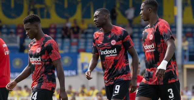 photo randal kolo muani (à gauche) et william pacho (à droite) sous le maillot de l’eintracht francfort. © hendrik shcmidt / afp
