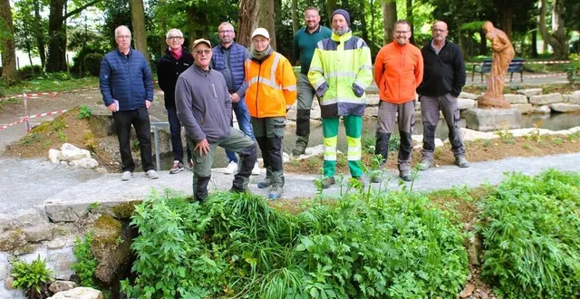 photo  les élus municipaux aux côtés de l’équipe des espaces verts des services techniques.  &copy;  le maine libre 